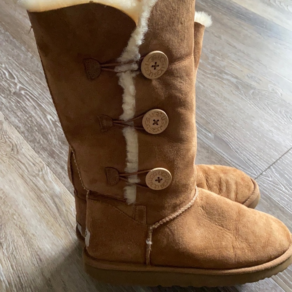 Tall Chestnut Brown Ugg boot. Women’s size 9.